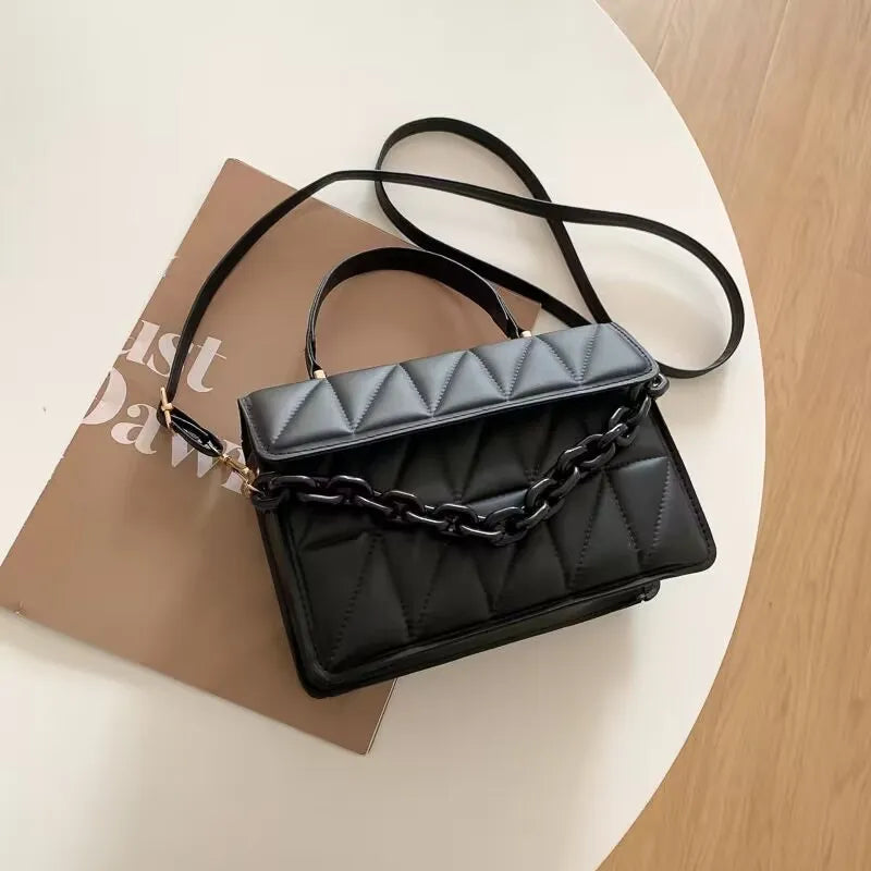 Kleine Umhängetasche mit Kette ⎜ Modernes Design mit strukturiertem Muster und Kettenriemen
