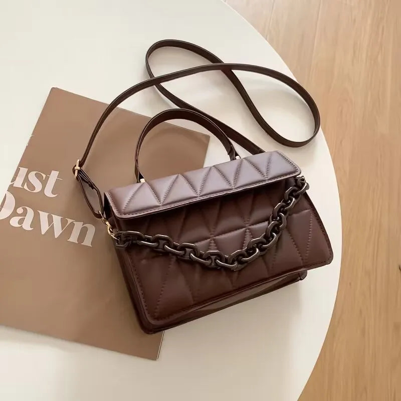Kleine Umhängetasche mit Kette ⎜ Modernes Design mit strukturiertem Muster und Kettenriemen