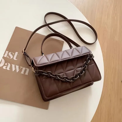Kleine Umhängetasche mit Kette ⎜ Modernes Design mit strukturiertem Muster und Kettenriemen