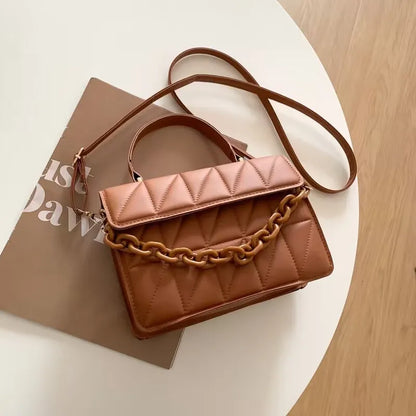 Kleine Umhängetasche mit Kette ⎜ Modernes Design mit strukturiertem Muster und Kettenriemen