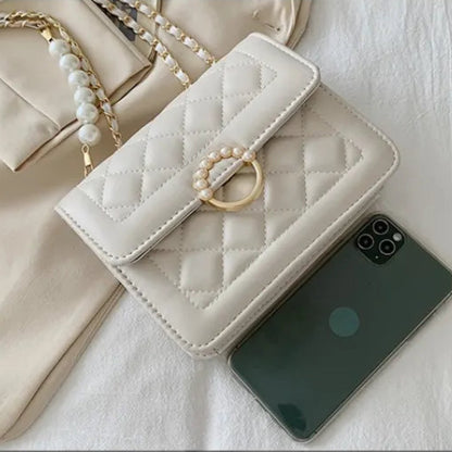 Kleine Schultertasche mit Kette ⎜ Perlenverschluss und stilvollem Kettenriemen