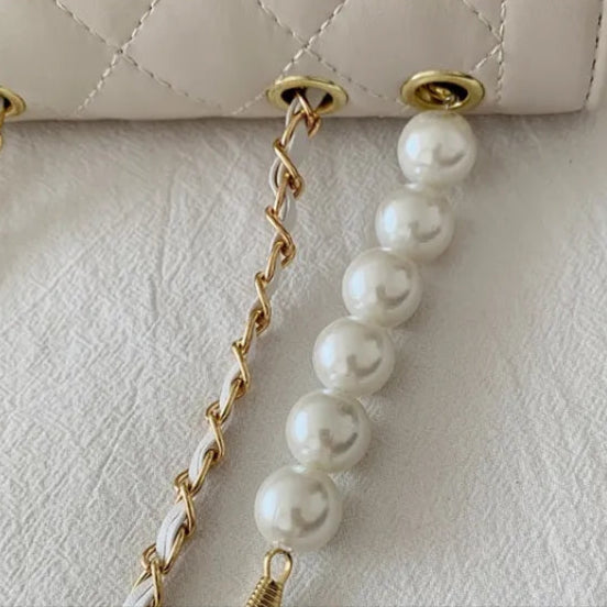 Kleine Schultertasche mit Kette ⎜ Perlenverschluss und stilvollem Kettenriemen