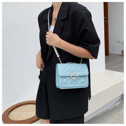 Kleine Schultertasche mit Kette ⎜ Perlenverschluss und stilvollem Kettenriemen