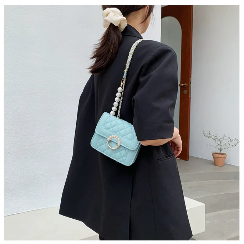 Kleine Schultertasche mit Kette ⎜ Perlenverschluss und stilvollem Kettenriemen