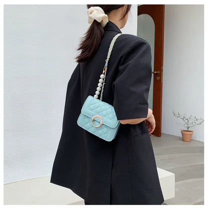 Kleine Schultertasche mit Kette ⎜ Perlenverschluss und stilvollem Kettenriemen