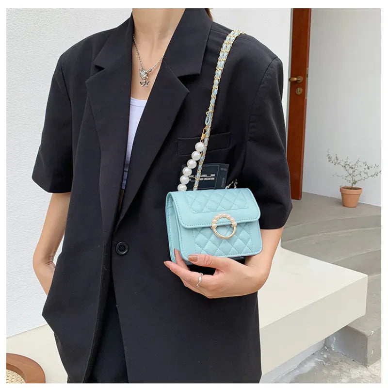 Kleine Schultertasche mit Kette ⎜ Perlenverschluss und stilvollem Kettenriemen