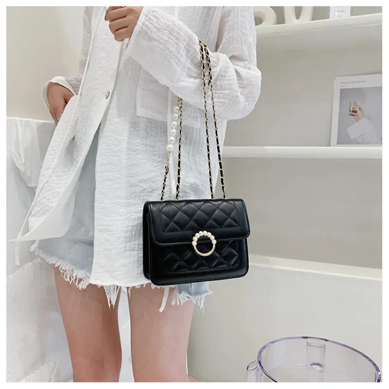 Kleine Schultertasche mit Kette ⎜ Perlenverschluss und stilvollem Kettenriemen