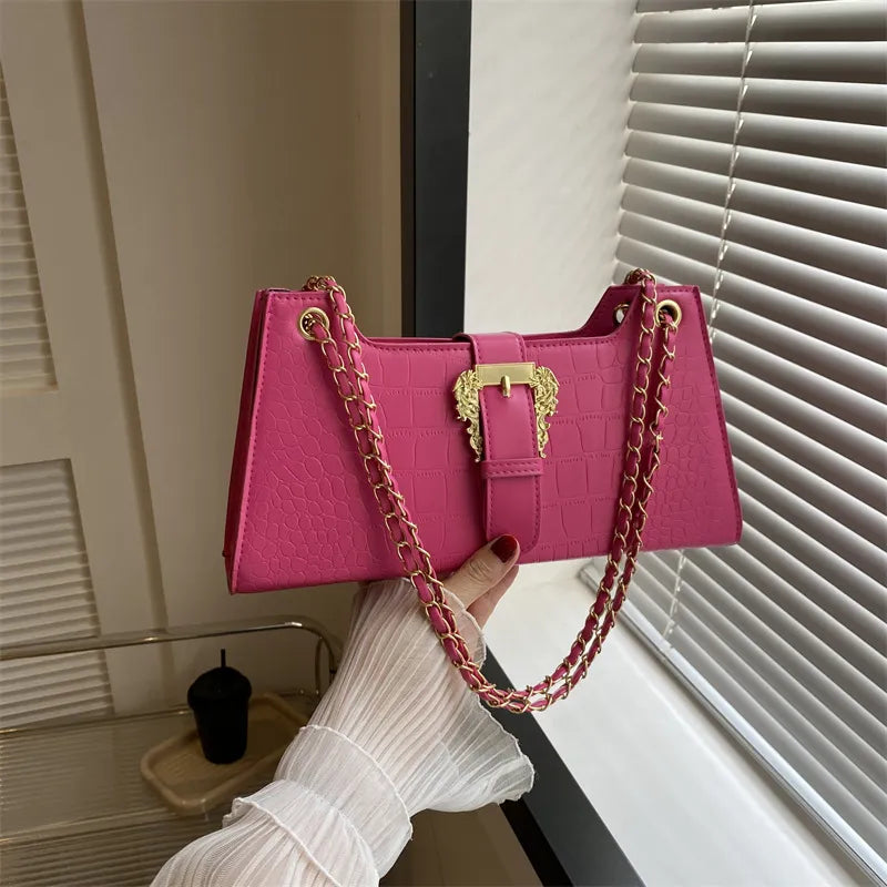 Schultertasche mit Kette ⎜ Modernes Design mit Kroko-Prägung und stilvollem goldenen Verschluss