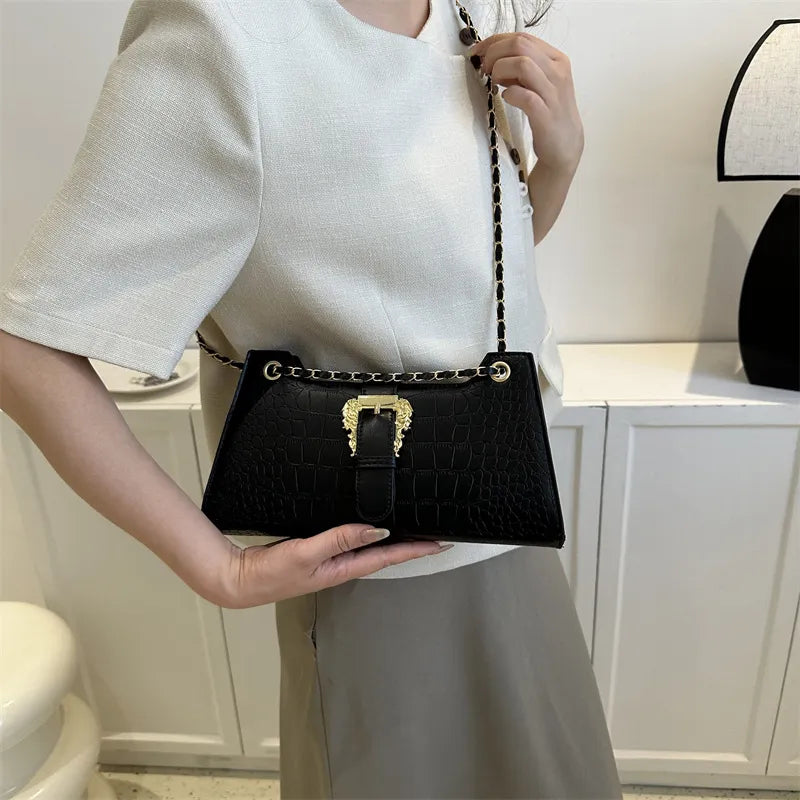 Schultertasche mit Kette ⎜ Modernes Design mit Kroko-Prägung und stilvollem goldenen Verschluss