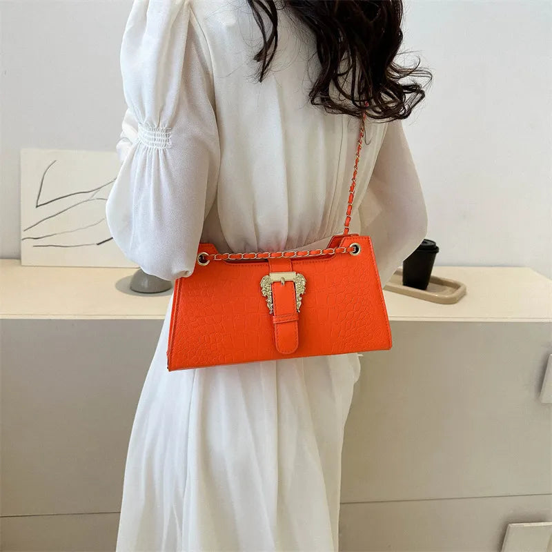 Schultertasche mit Kette ⎜ Modernes Design mit Kroko-Prägung und stilvollem goldenen Verschluss