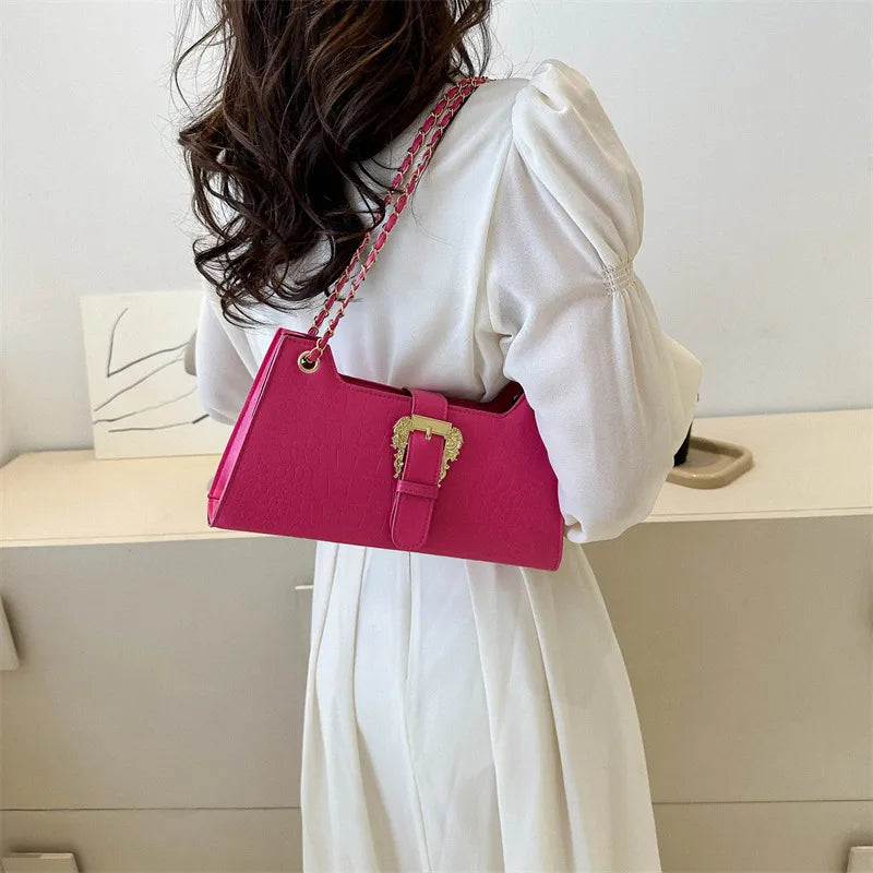 Schultertasche mit Kette ⎜ Modernes Design mit Kroko-Prägung und stilvollem goldenen Verschluss