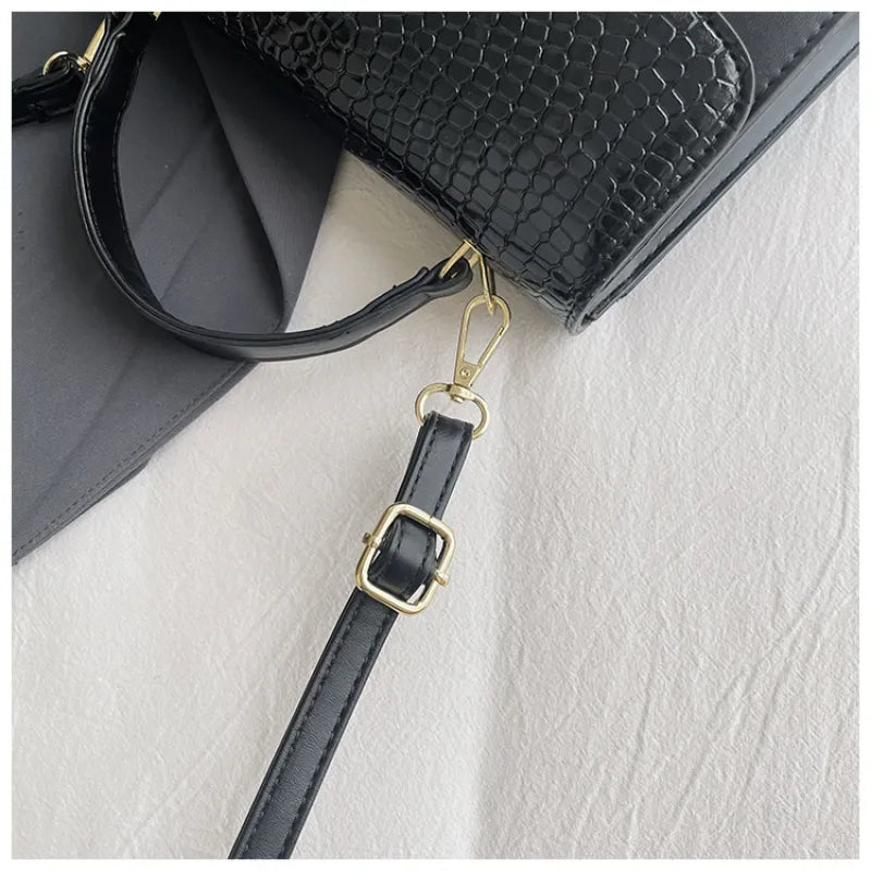 Klassische Schultertasche im Krokodilleder-Design ⎜ Elegantes Accessoire mit edlem Goldakzent für jeden Anlass