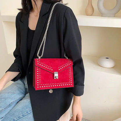 Umhängetasche für Damen ⎜ Stylische Tasche mit Nietenverzierung und Kettenriemen