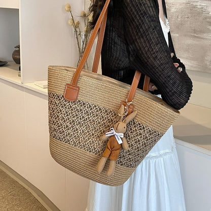 Strohtasche mit Anhänger ⎜ Stilvolle Umhängetasche für den Alltag