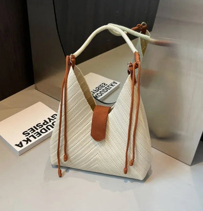 Große Umhängetasche für Damen ⎜ Modische Schultertasche mit praktischer Größe und einzigartigem Design