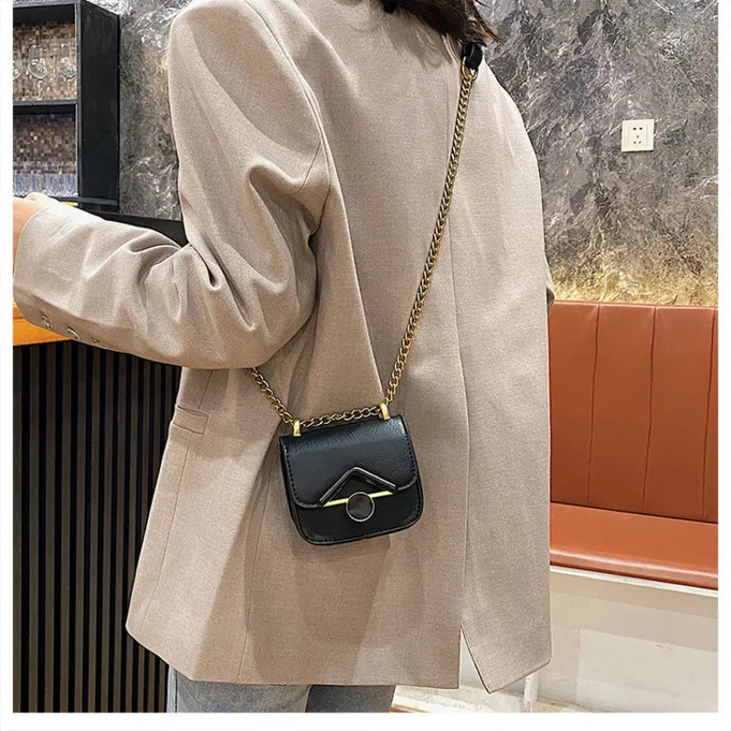 Kleine Umhängetasche mit Kette ⎜ Elegantes Design mit goldener Schnalle und minimalistischen Details