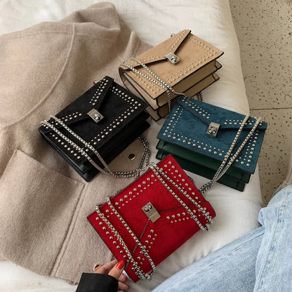 Umhängetasche für Damen ⎜ Stylische Tasche mit Nietenverzierung und Kettenriemen