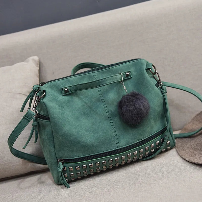 Umhängetasche für Damen ⎜ Praktische Handtasche mit Nieten-Design und dekorativem Anhänger