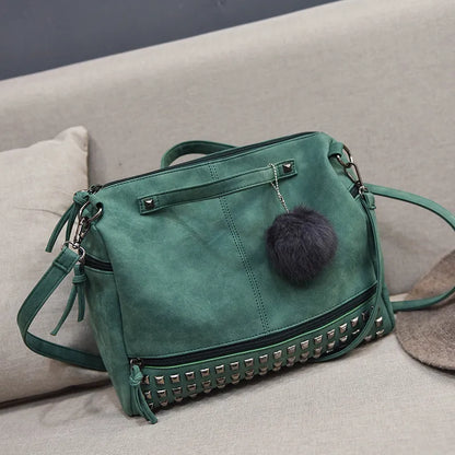 Umhängetasche für Damen ⎜ Praktische Handtasche mit Nieten-Design und dekorativem Anhänger