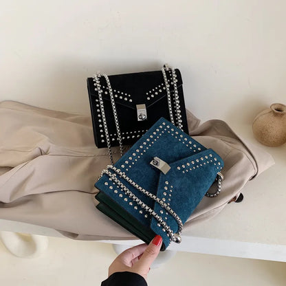 Umhängetasche für Damen ⎜ Stylische Tasche mit Nietenverzierung und Kettenriemen