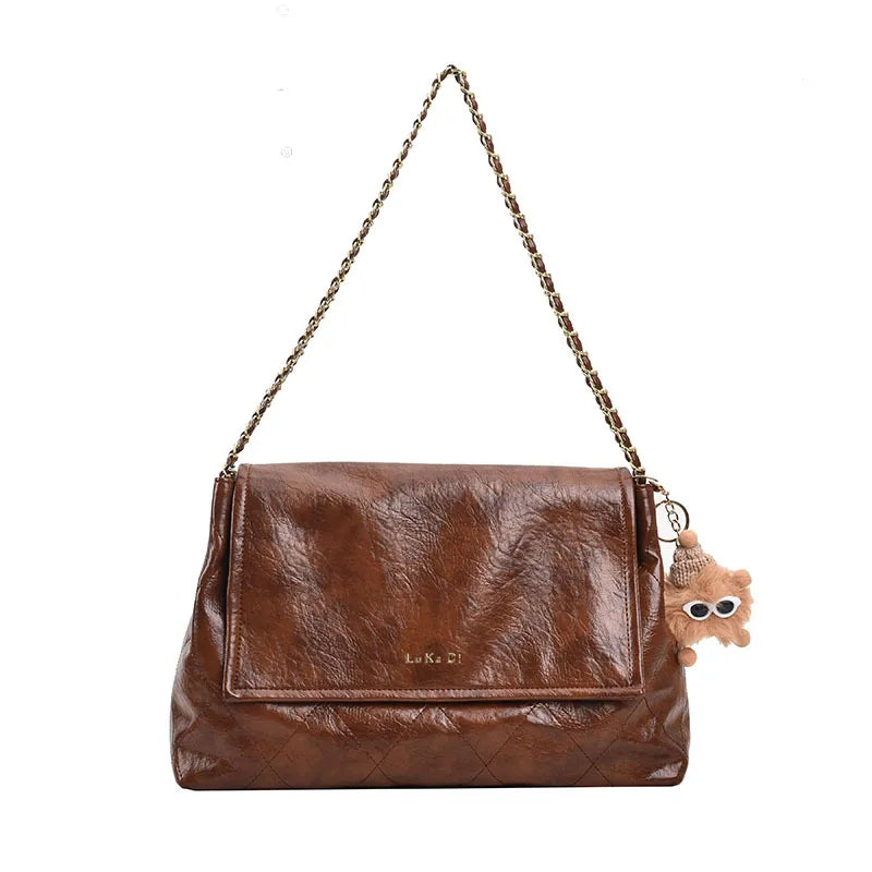 Retro Handtasche für Damen ⎜ Geräumiges Design mit Kettenhenkel und niedlichem Anhänger