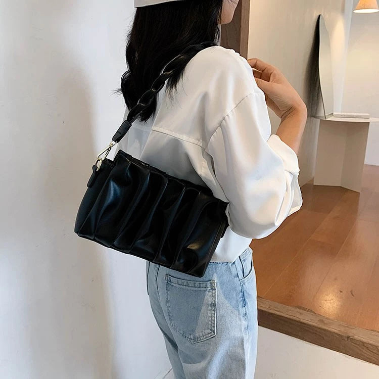 Modische Umhängetasche für Damen ⎜ Kleine Tasche mit geflochtenem Griff und stilvollem Falten-Design