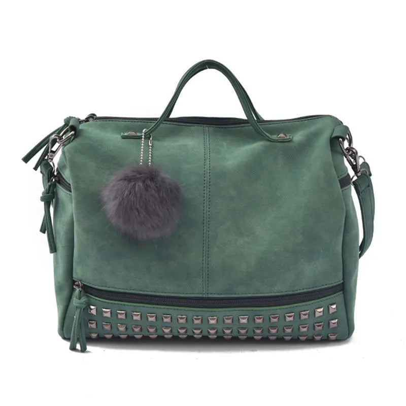 Umhängetasche für Damen ⎜ Praktische Handtasche mit Nieten-Design und dekorativem Anhänger