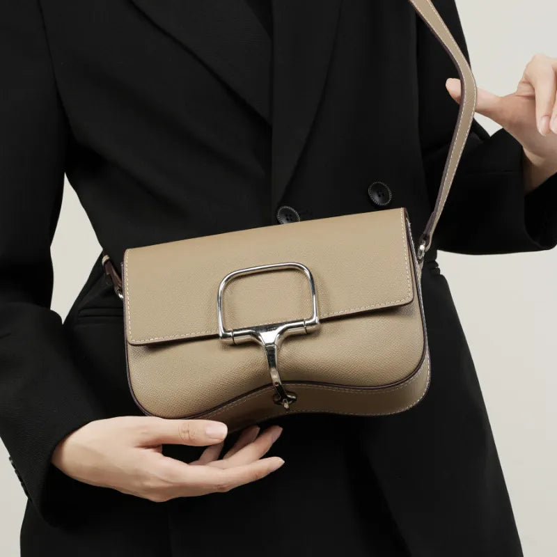 Leder Umhängetasche für Damen ⎜ Elegante Tasche mit Schnallenverschluss und verstellbarem Gurt