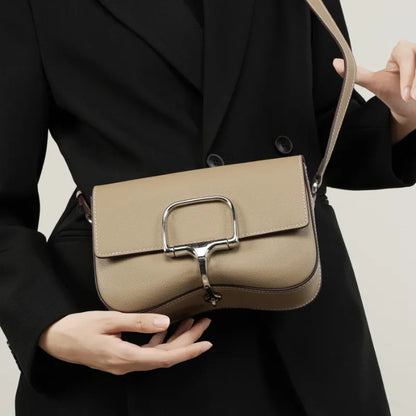 Leder Umhängetasche für Damen ⎜ Elegante Tasche mit Schnallenverschluss und verstellbarem Gurt