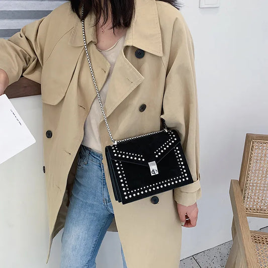 Umhängetasche für Damen ⎜ Stylische Tasche mit Nietenverzierung und Kettenriemen