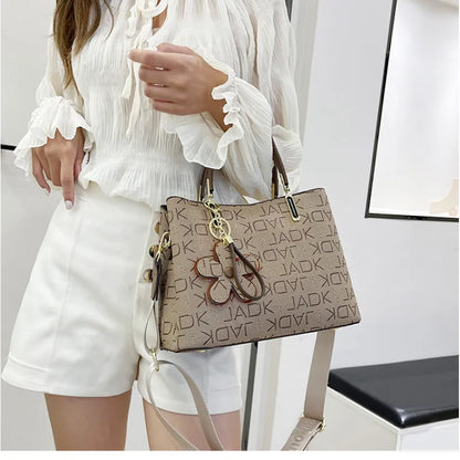Geräumige Crossbody Tasche für Damen ⎜ Stilvolle Handtasche mit Blumenanhänger und verstellbarem Schultergurt