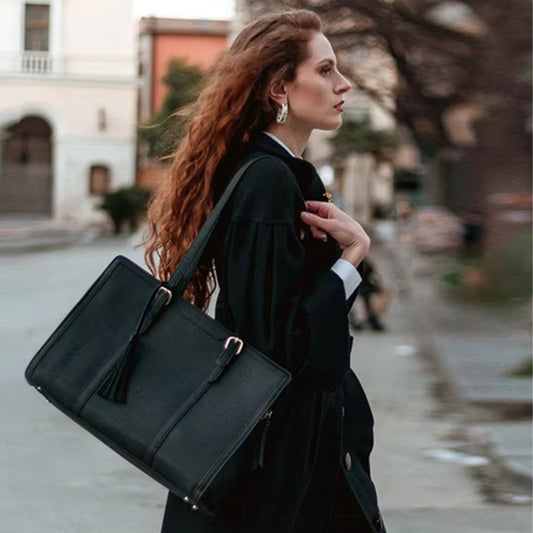 Computer Schultertasche für Damen ⎜ Elegantes Lederdesign mit praktischem Innenraum und Taschenschmuck