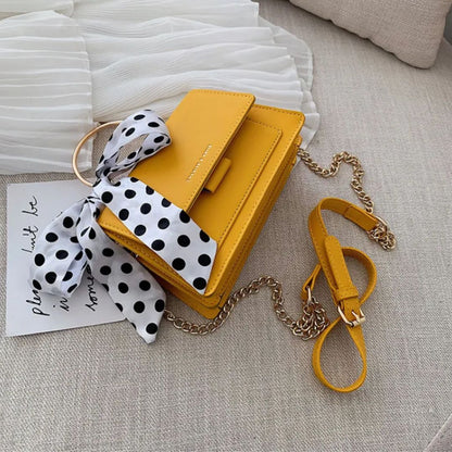 Umhängetasche für Damen ⎜ Modische Tasche mit Polka-Dots Schleife und Kettenriemen