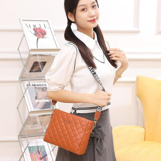 Kleine Umhängetasche für Damen ⎜ Modische Crossbody-Tasche mit gestepptem Design und auffälligem Trageriemen