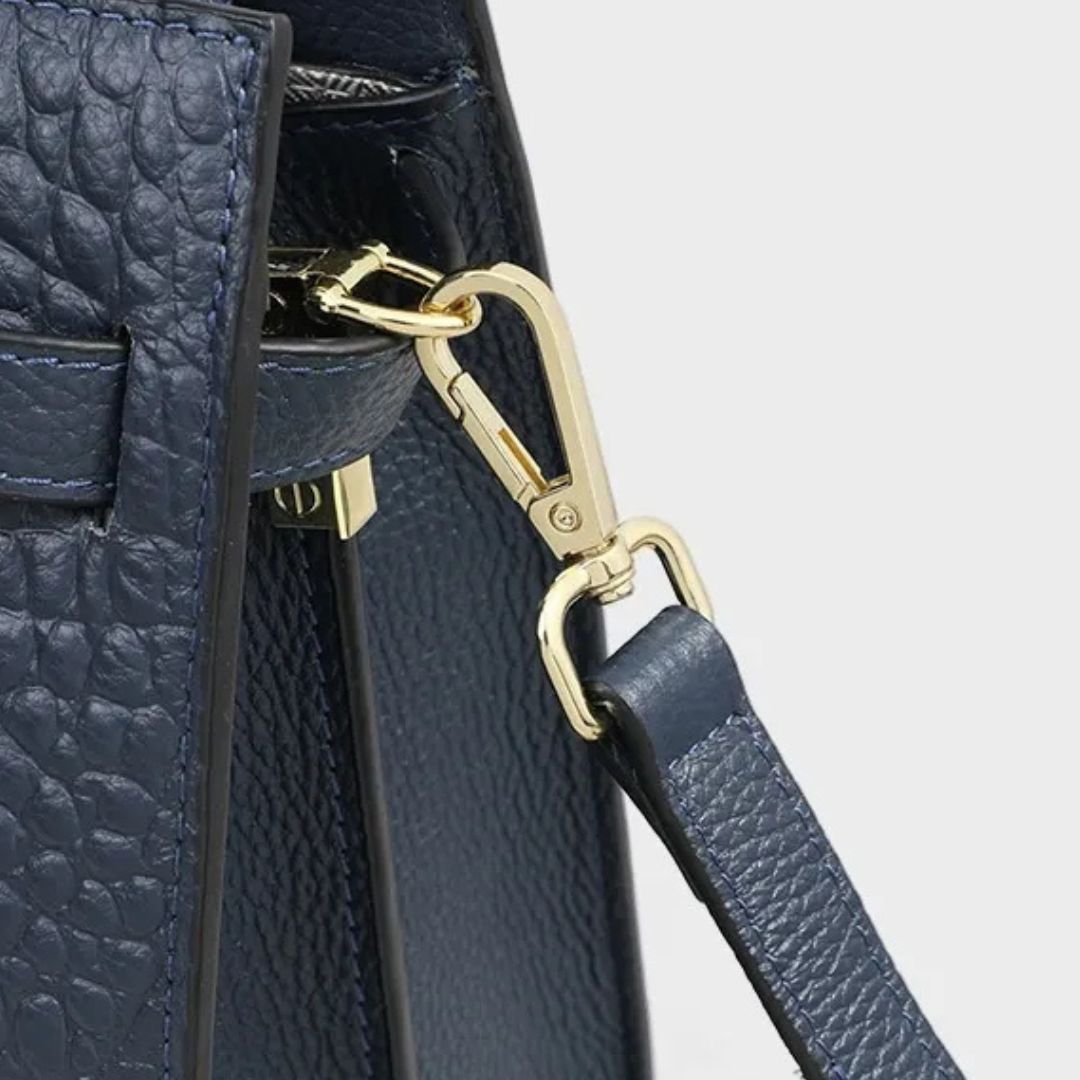 Elegante Handtasche für Damen ⎜ Großzügige Tasche mit strukturiertem Design und dekorativem Schleifenanhänger