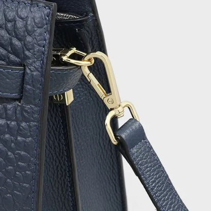 Elegante Handtasche für Damen ⎜ Großzügige Tasche mit strukturiertem Design und dekorativem Schleifenanhänger