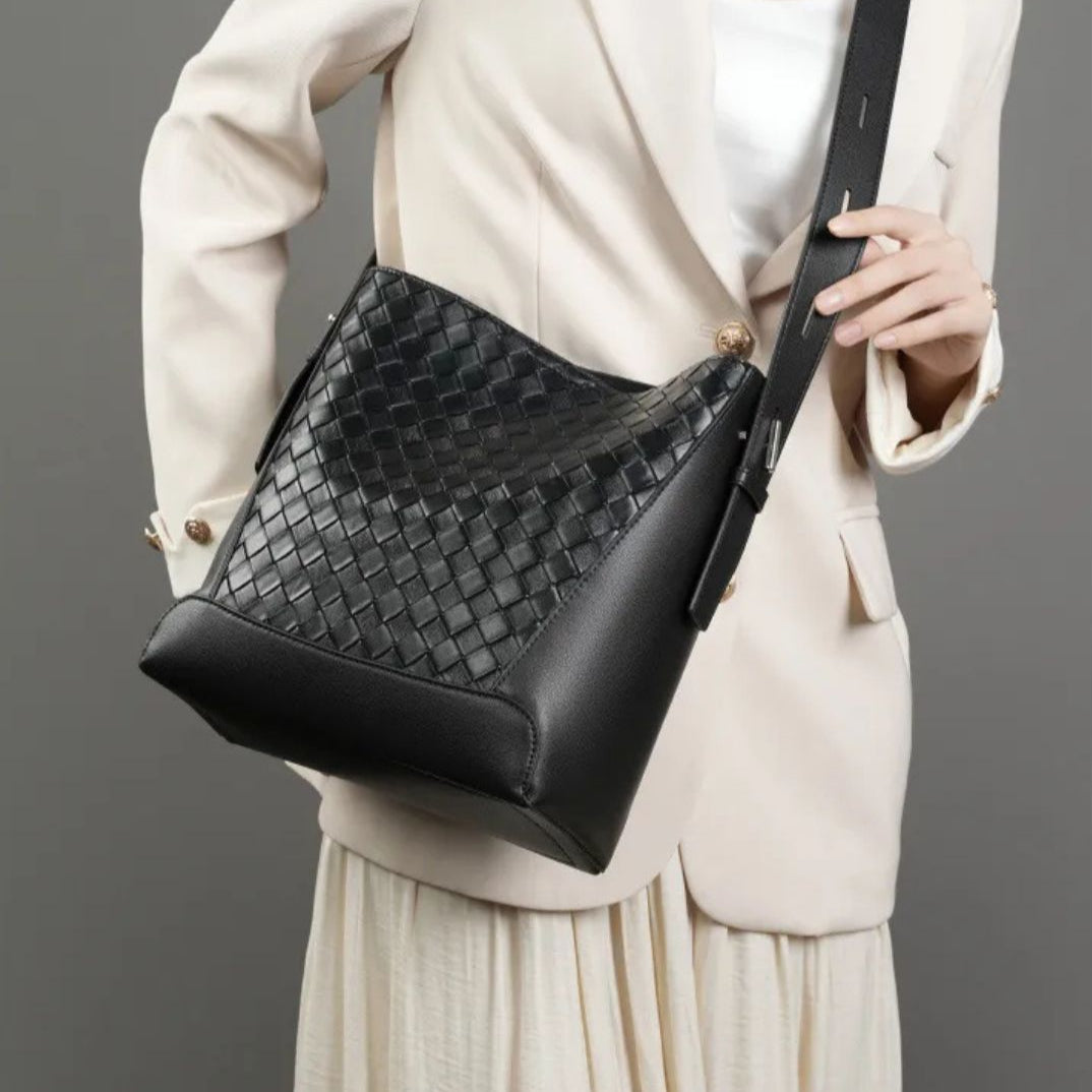Leder Umhängetasche für Damen ⎜ Modische Schultertasche mit geflochtenem Design und verstellbarem Riemen