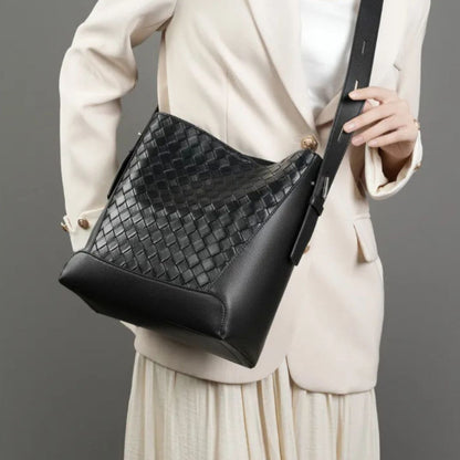 Leder Umhängetasche für Damen ⎜ Modische Schultertasche mit geflochtenem Design und verstellbarem Riemen