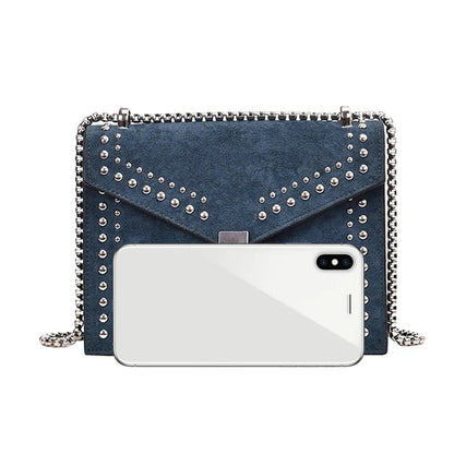 Umhängetasche für Damen ⎜ Stylische Tasche mit Nietenverzierung und Kettenriemen