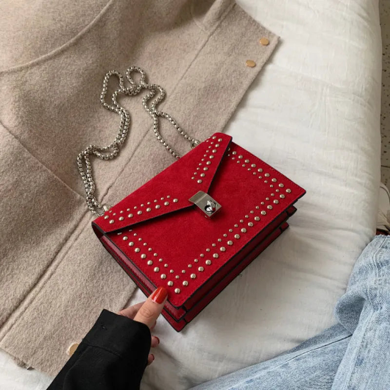 Umhängetasche für Damen ⎜ Stylische Tasche mit Nietenverzierung und Kettenriemen
