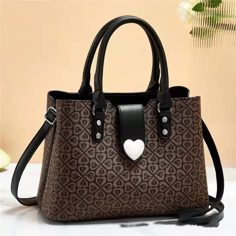 Handtasche mit Herzverschluss ⎜ Stilvolles Design mit viel Stauraum für den Alltag