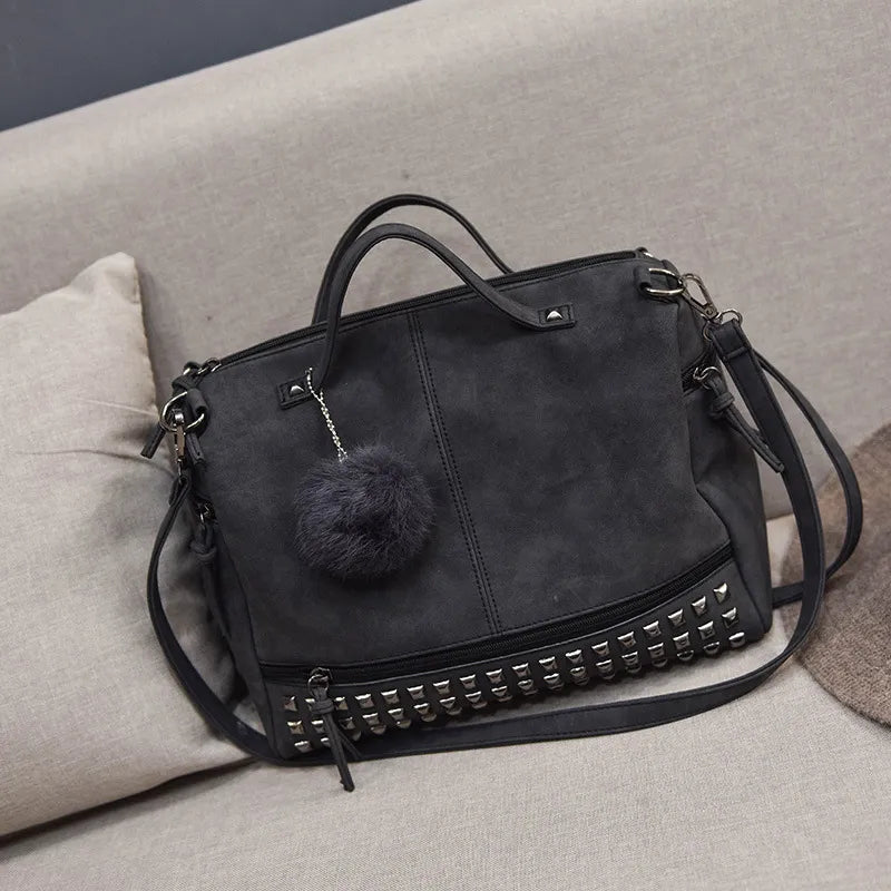 Umhängetasche für Damen ⎜ Praktische Handtasche mit Nieten-Design und dekorativem Anhänger