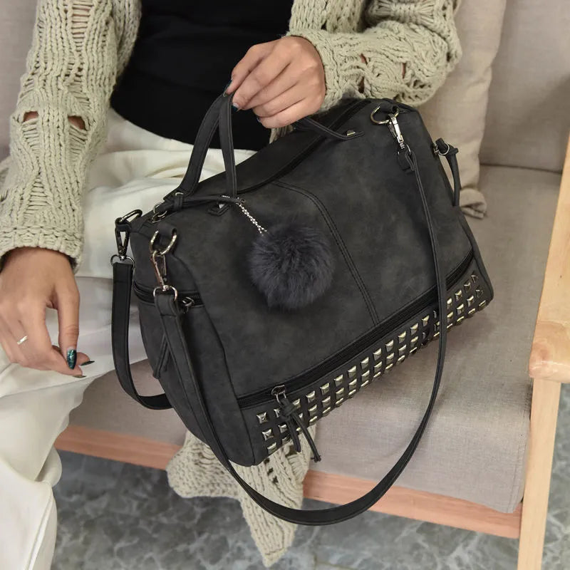 Umhängetasche für Damen ⎜ Praktische Handtasche mit Nieten-Design und dekorativem Anhänger