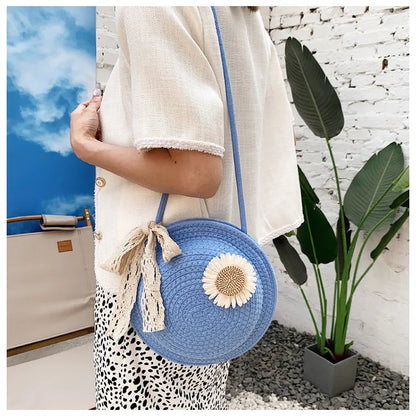 Korb Tasche für Damen ⎜ Handgefertigte Umhängetasche aus Strohdraht mit verspieltem Blumen-Design