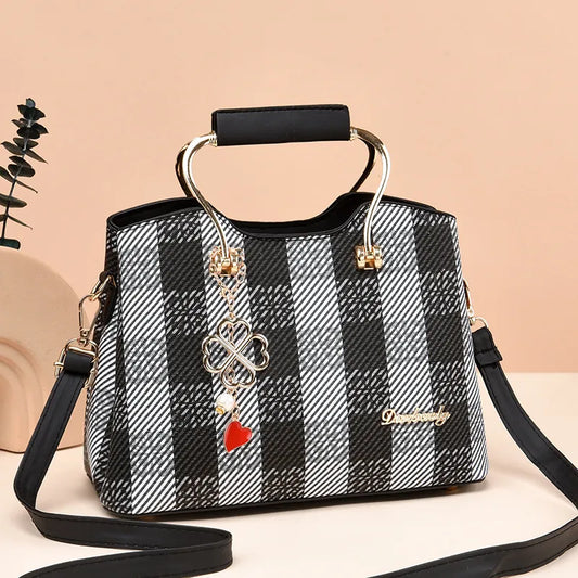 Karomuster Handtasche ⎜ Stilvolles Design mit Herzanhänger und viel Stauraum