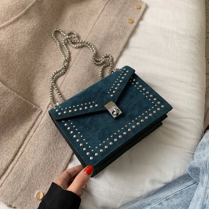 Umhängetasche für Damen ⎜ Stylische Tasche mit Nietenverzierung und Kettenriemen