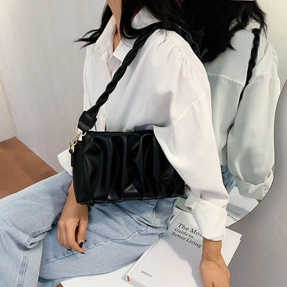 Modische Umhängetasche für Damen ⎜ Kleine Tasche mit geflochtenem Griff und stilvollem Falten-Design