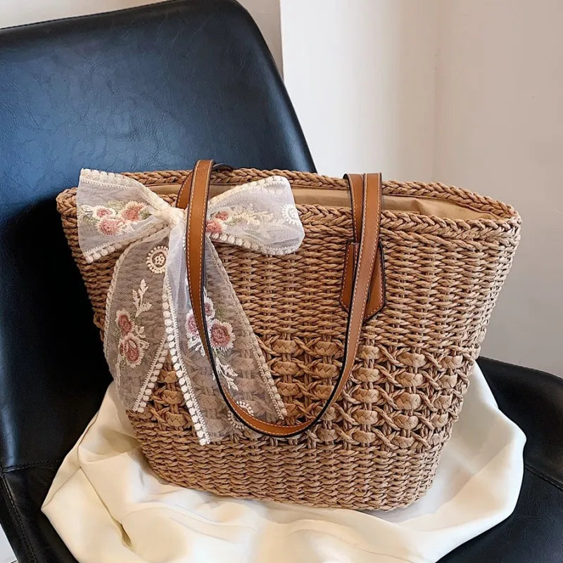 Strohtasche mit Blumenband ⎜ Sommerliches Design und viel Stauraum