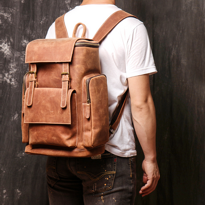 Laptoprucksack für Herren ⎜ Großer Lederrucksack mit Seitentaschen und extra viel Stauraum für unterwegs