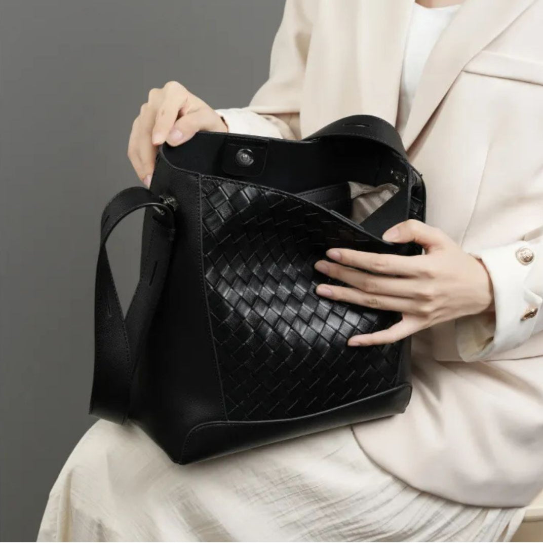 Leder Umhängetasche für Damen ⎜ Modische Schultertasche mit geflochtenem Design und verstellbarem Riemen